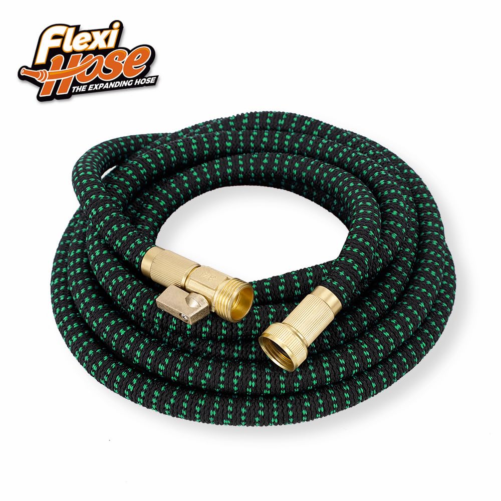 Flexi Hose en uso regando parterres, ahorro de esfuerzo y alcance largo