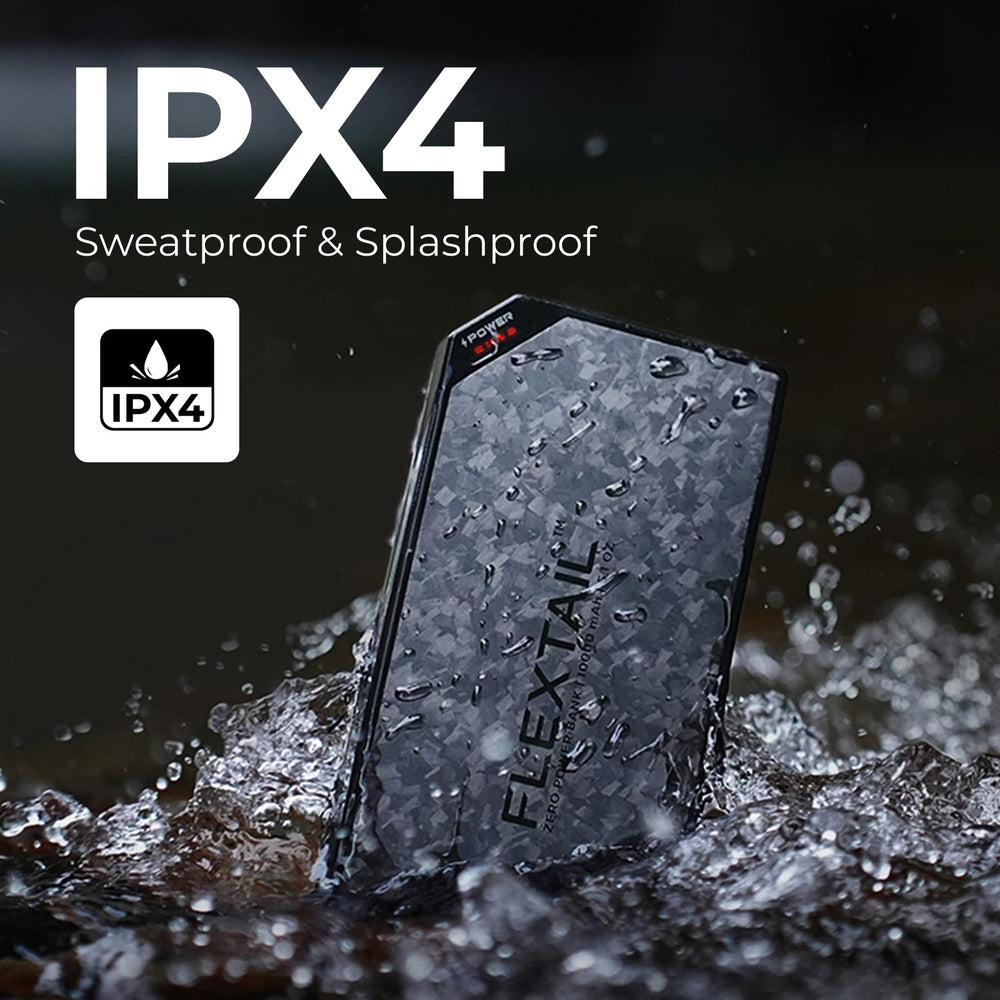 FLEXTAILGEAR salpicaduras de agua sobre el dispositivo demostrando protección IPX4