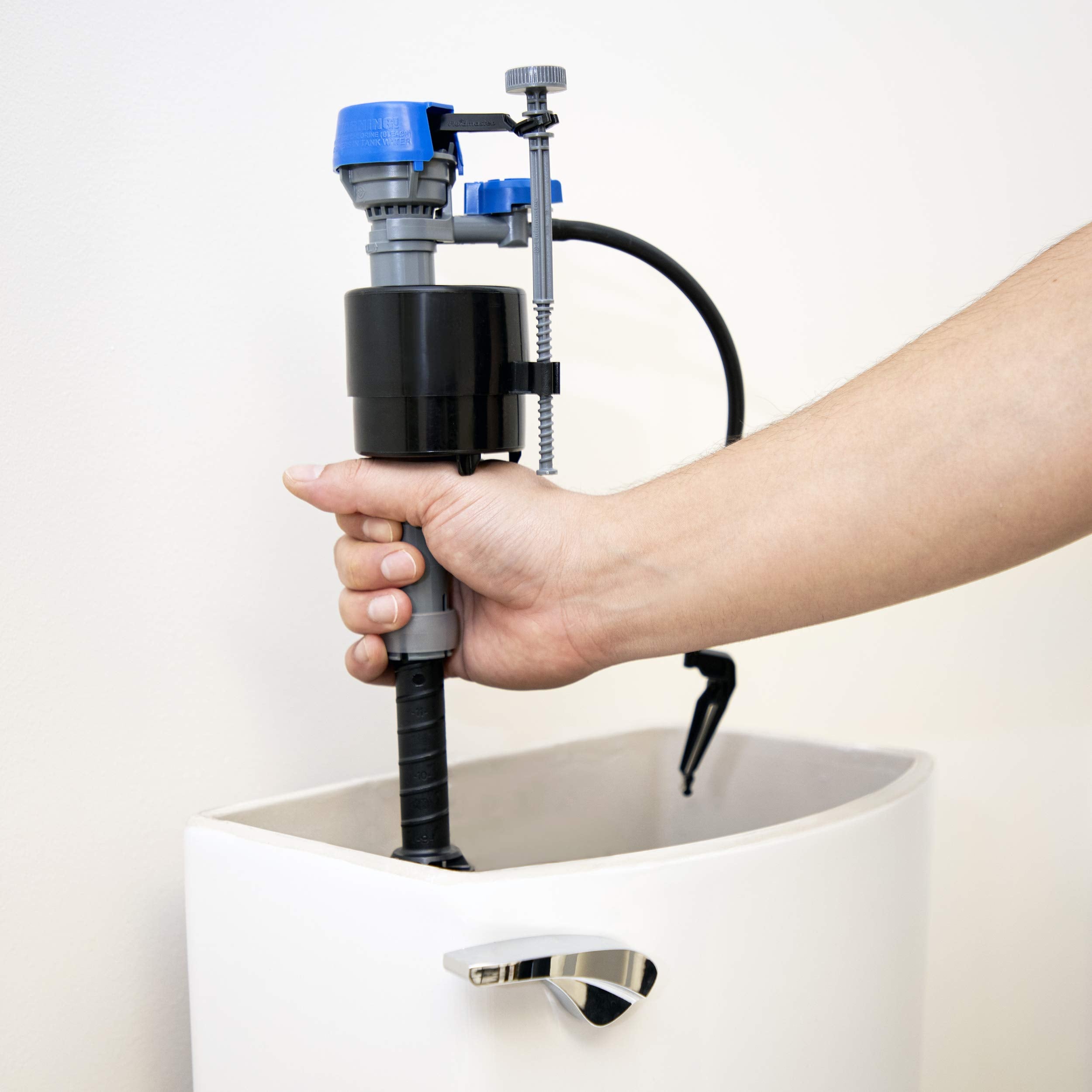Fluidmaster 400H etiqueta y materiales resistentes que indican durabilidad de la pieza