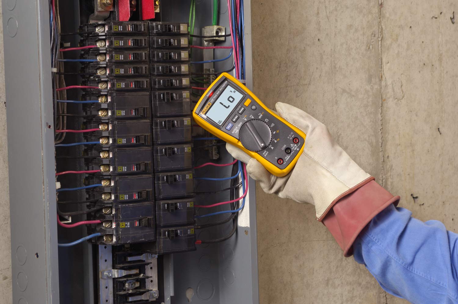 Fluke 117 etiqueta con funciones AutoVolt y LoZ, facilitan diagnósticos