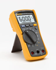 Fluke 117 detectando voltaje sin contacto en un cable, rapidez y seguridad