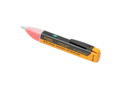 Fluke 1AC II frontal detectando voltaje en enchufe, identificación rápida y segura