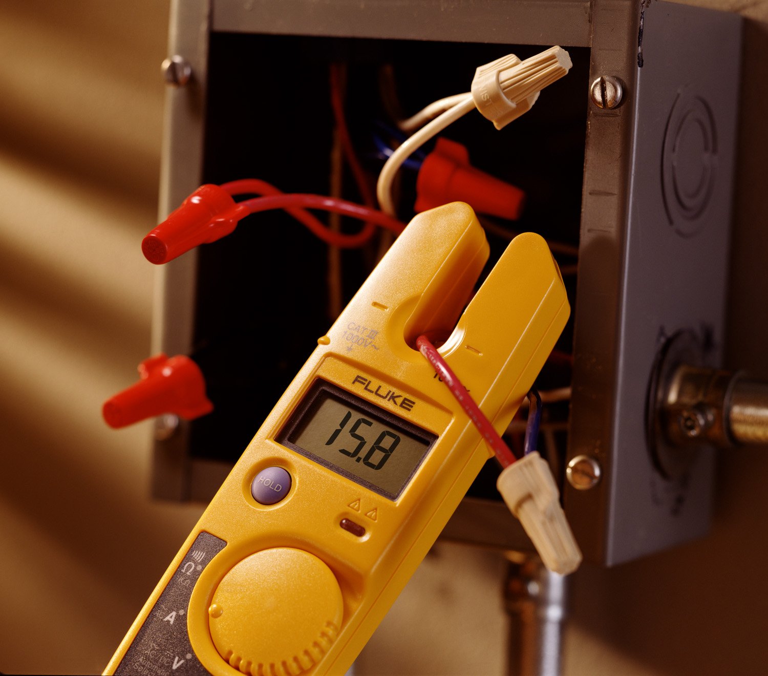 Fluke T5-600 con cables guardados en la parte trasera para transporte ordenado