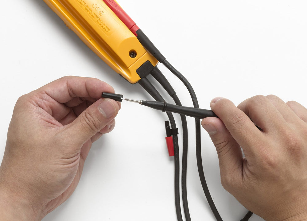 Fluke T5-600 mandíbula OpenJaw mostrando medición de corriente sin contacto