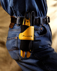 Fluke T5-600 en uso dentro de un panel eléctrico comprobando tensión
