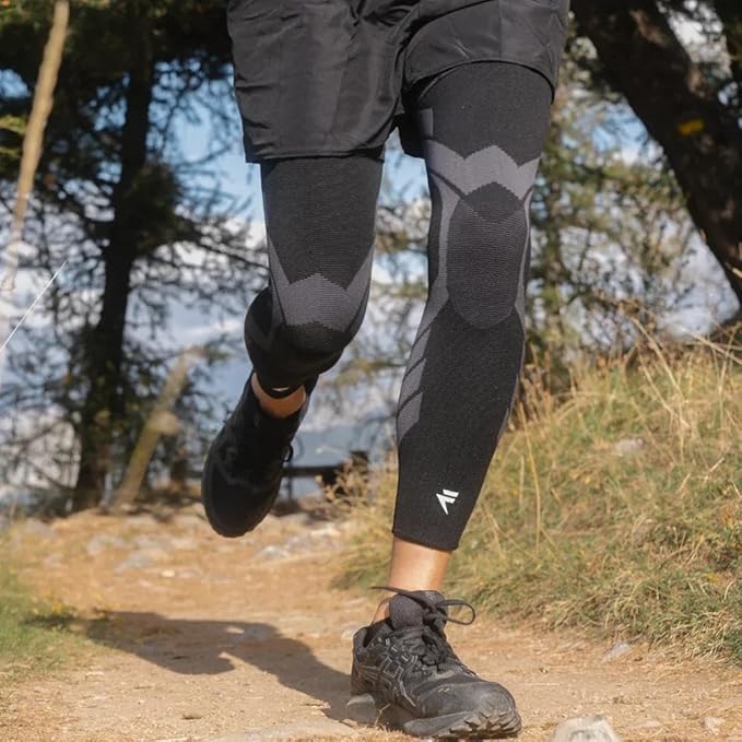 Flytex rodillera talla L comparada con mano para referencia de escala