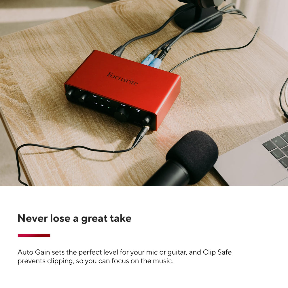 Focusrite Scarlett 2i2 en estudio casero con micrófono y auriculares, grabación fluida