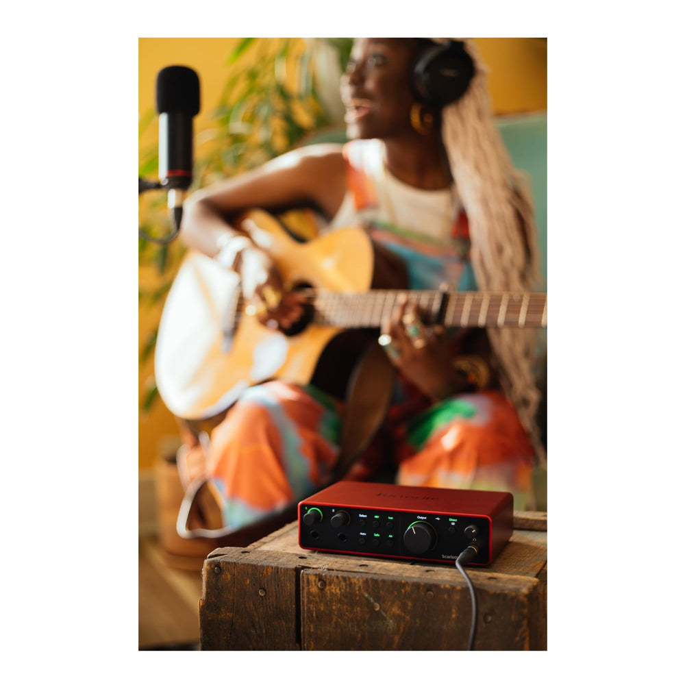 Focusrite Scarlett 2i2 primer plano de perillas y botones, control preciso de niveles