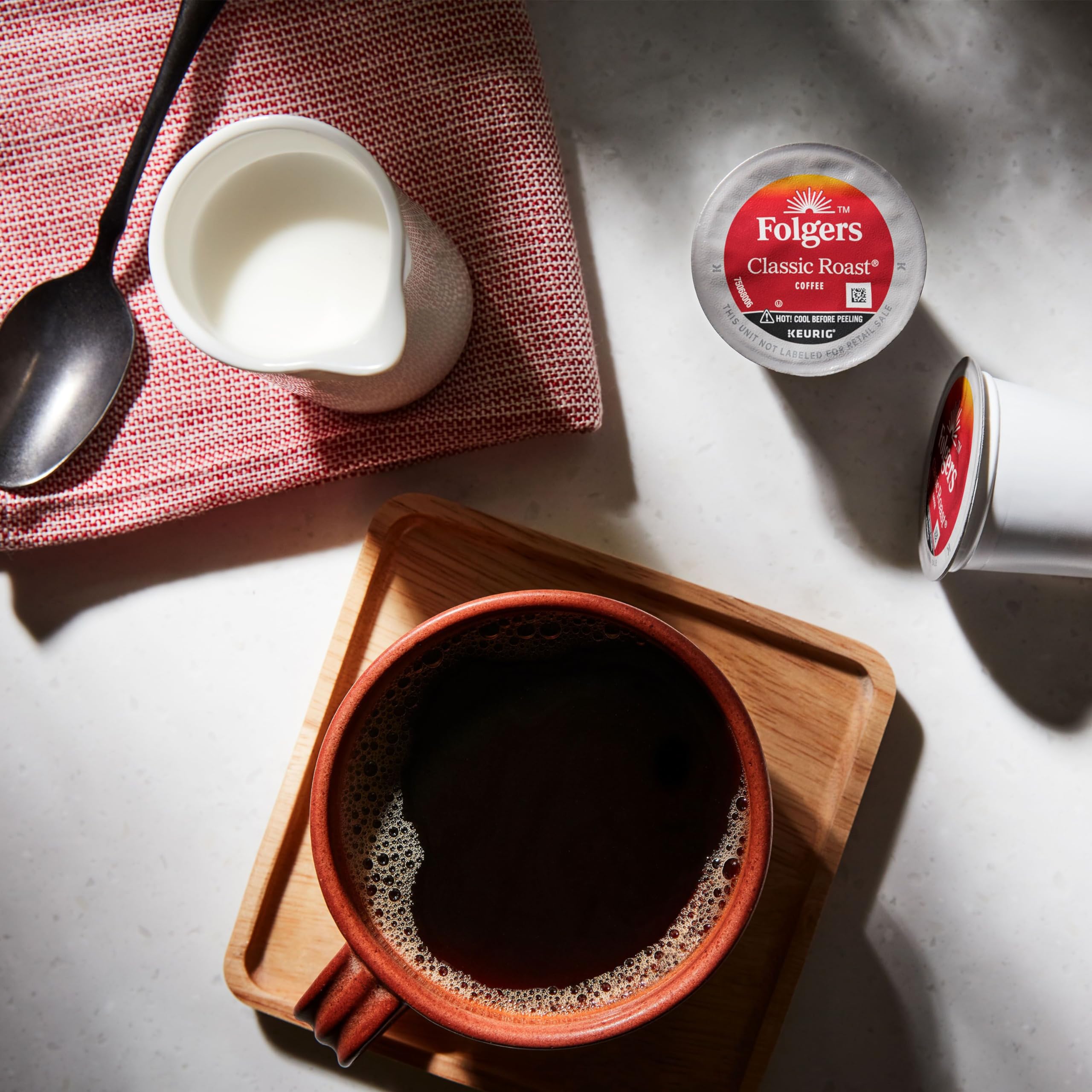 Folgers taza de café recién hecho mostrando aroma y sabor clásico