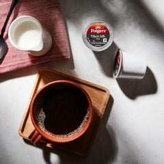 Folgers cápsula en Keurig durante extracción mostrando rapidez de preparación