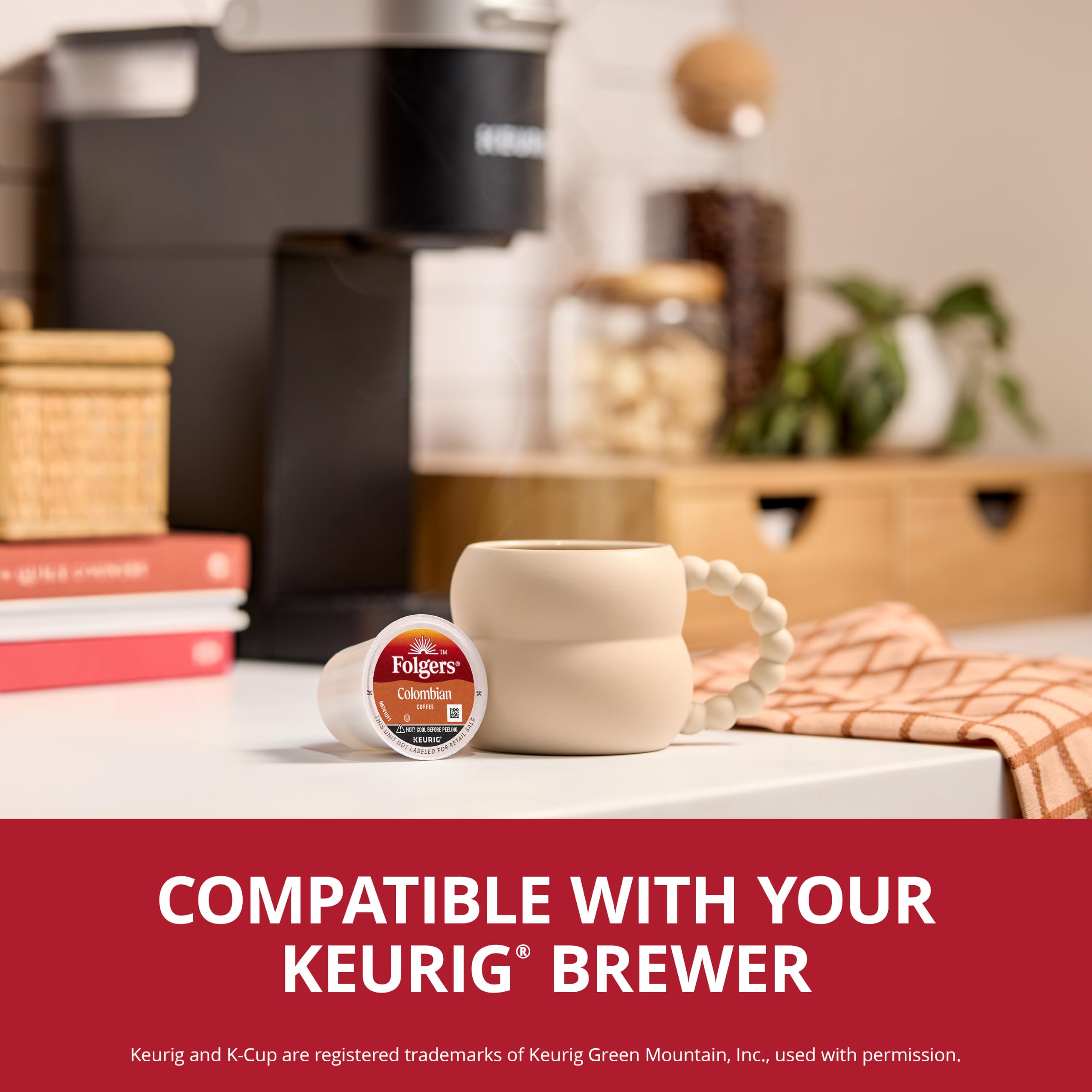 Folgers taza humeante preparada con cápsula, resaltando aroma y cuerpo