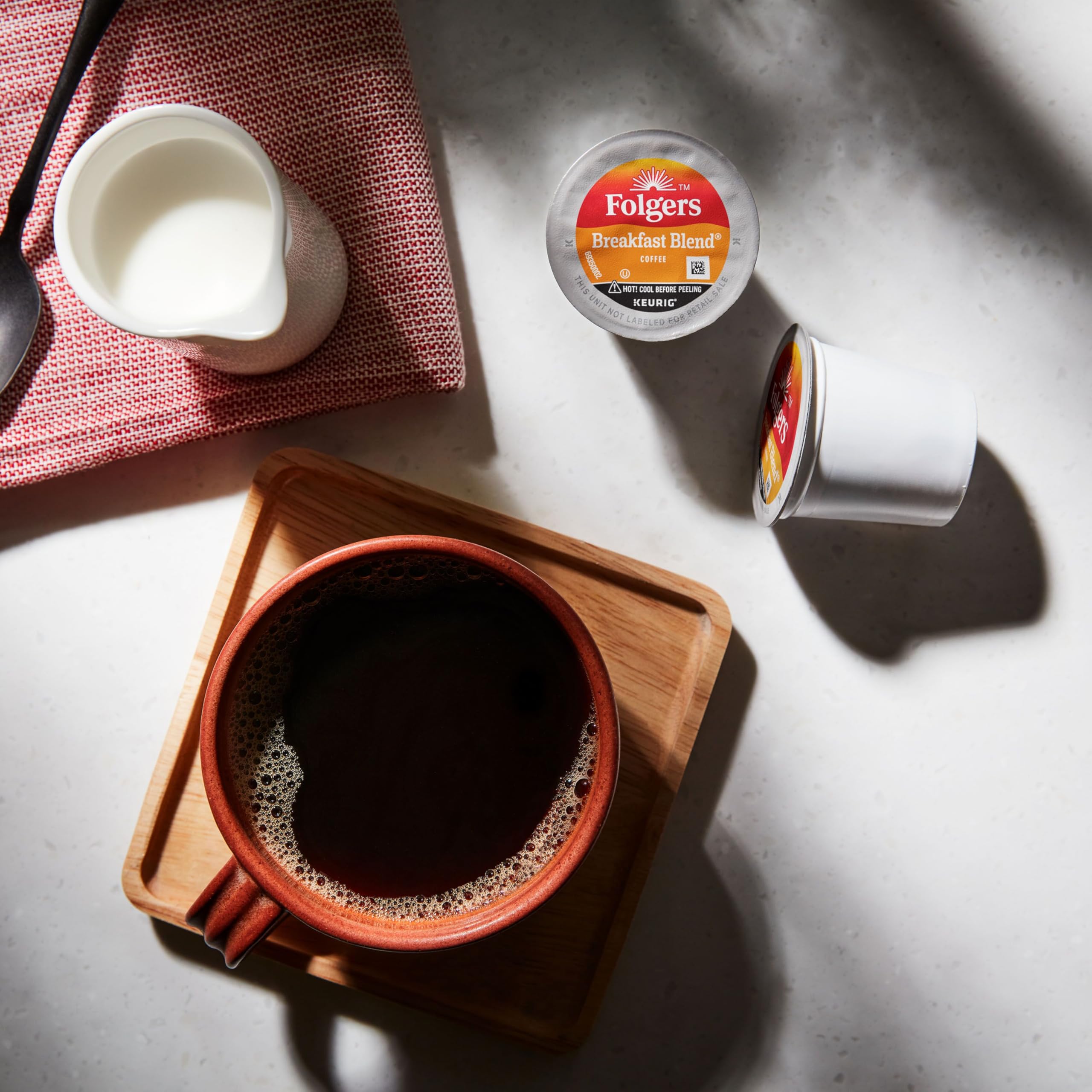 Folgers cápsula en mano para mostrar tamaño y facilidad de uso