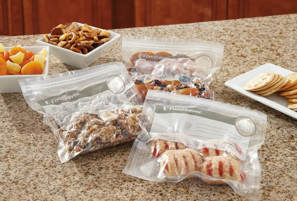 FoodSaver bolsas en nevera con quesos y embutidos mostrando organización y ahorro