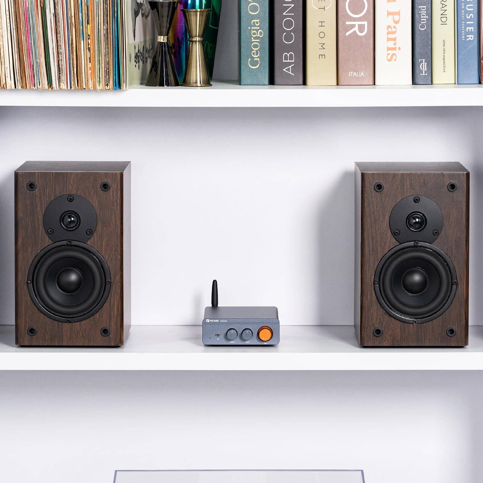 Fosi Audio BT20A Pro instalado en terraza con altavoces pasivos para audio exterior