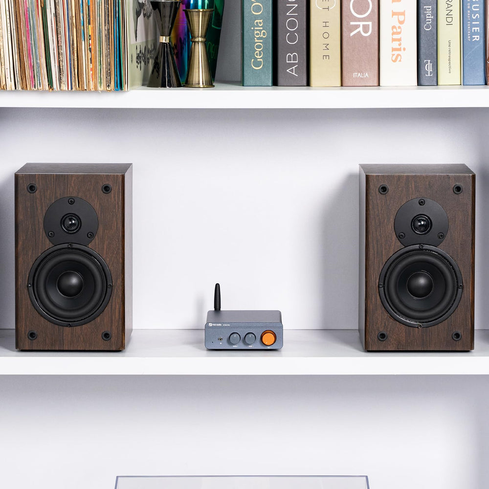 Fosi Audio BT20A Pro instalado en terraza con altavoces pasivos para audio exterior