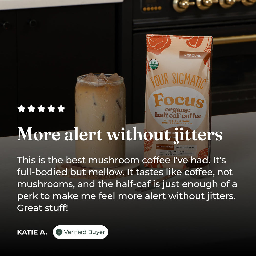Four Sigmatic etiqueta orgánica visible que indica prácticas agrícolas sostenibles