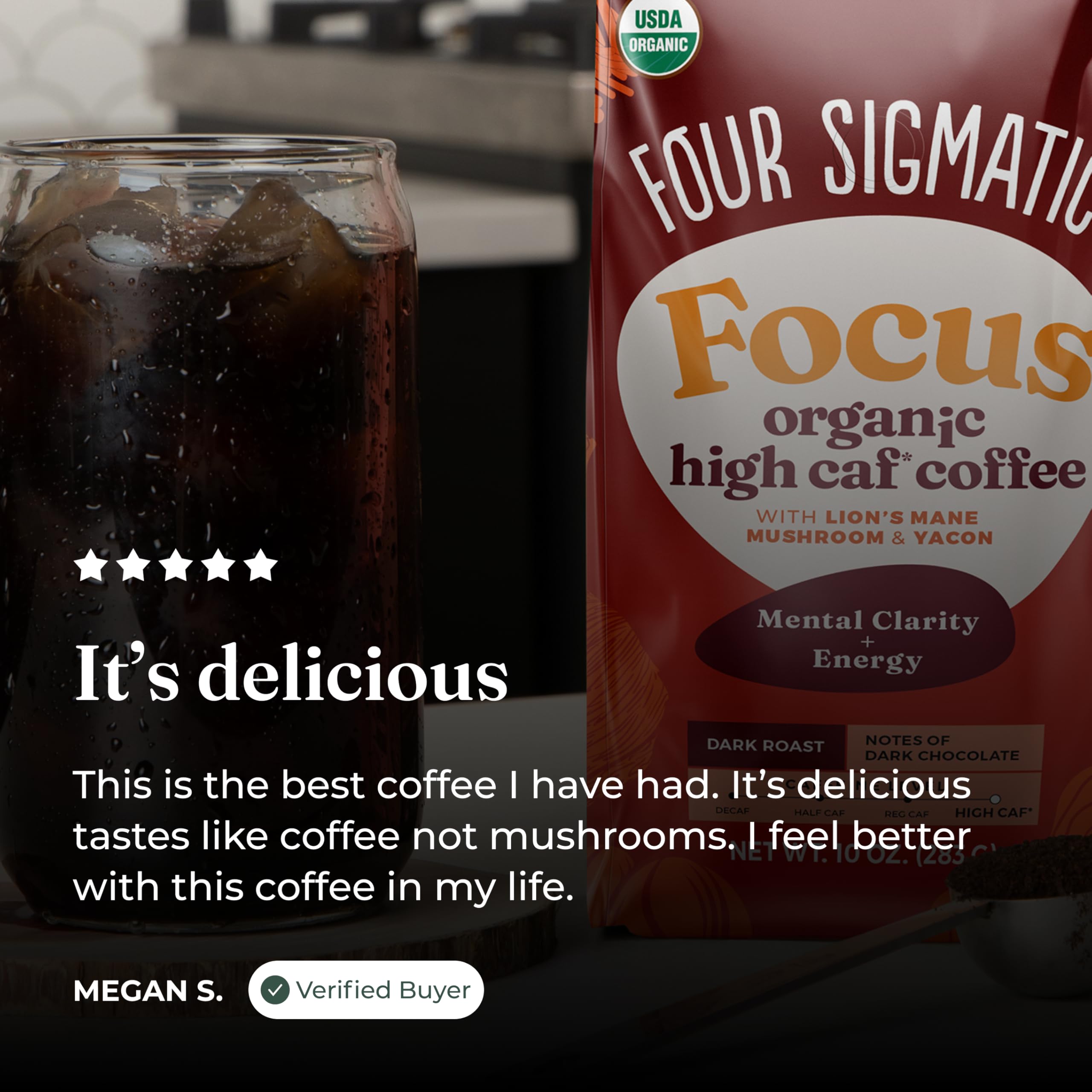 Four Sigmatic café en escritorio, enfoque para jornada laboral