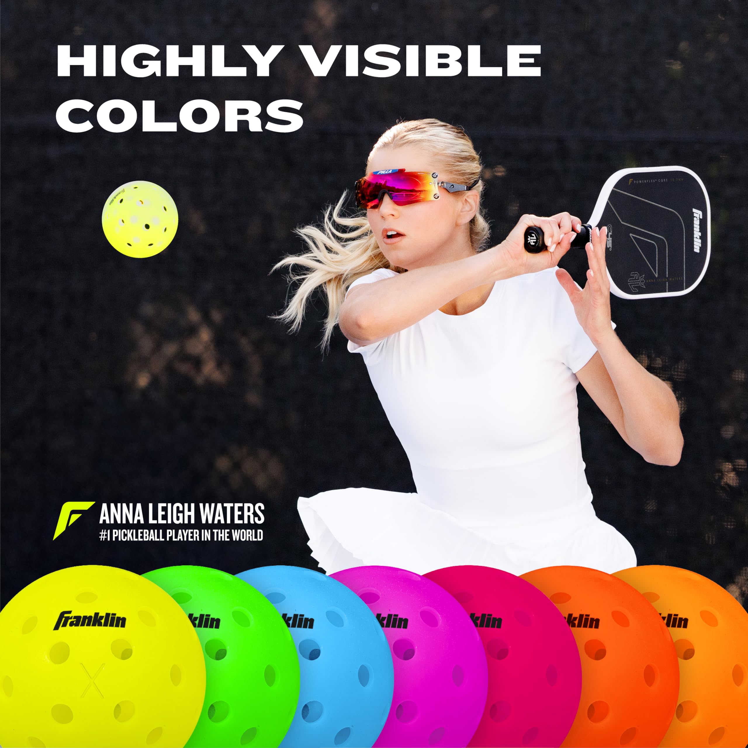 Franklin Sports pelota en mano para comparar tamaño y facilidad de transporte