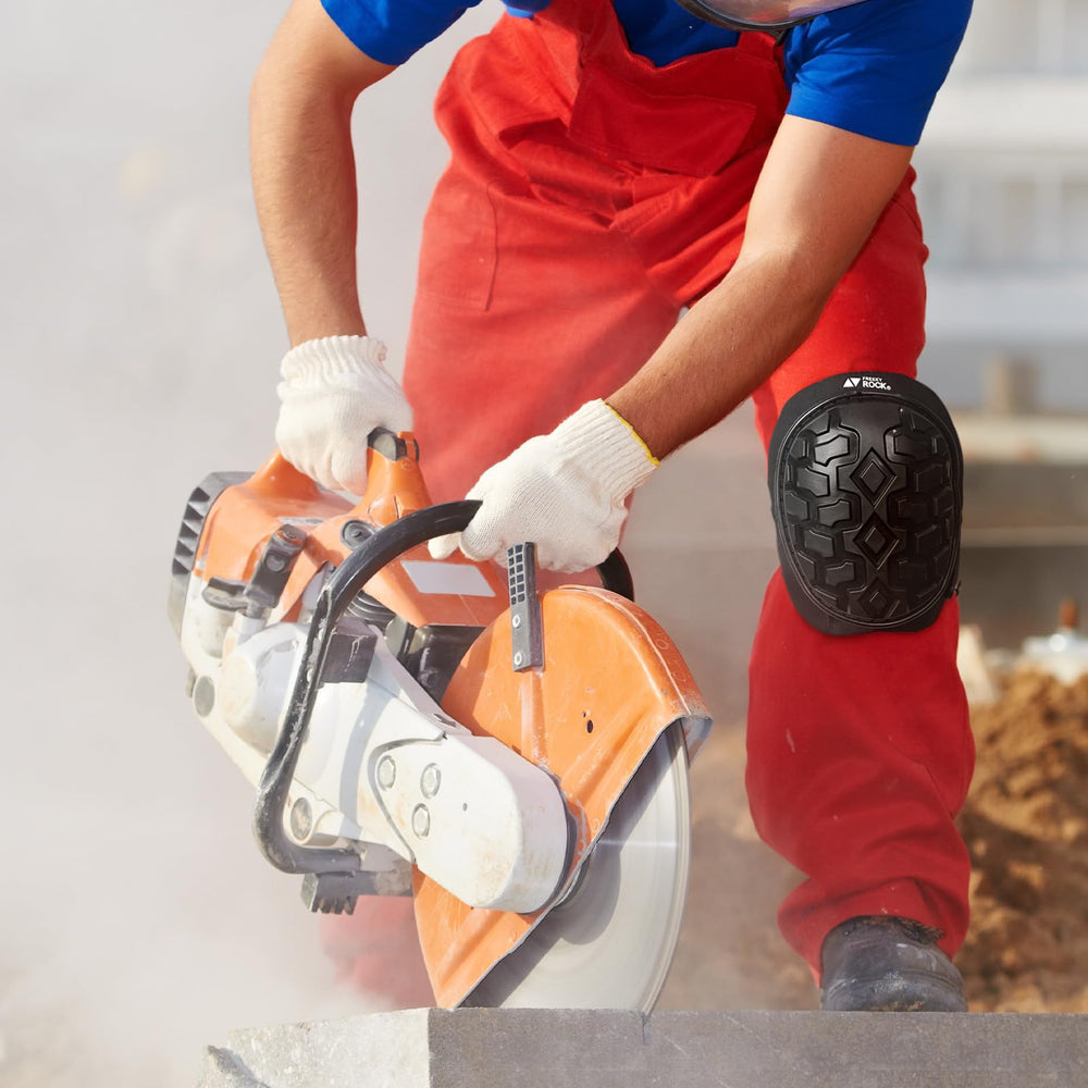 FREEKYROCK rodilleras en obra protegiendo sobre cemento y escombros