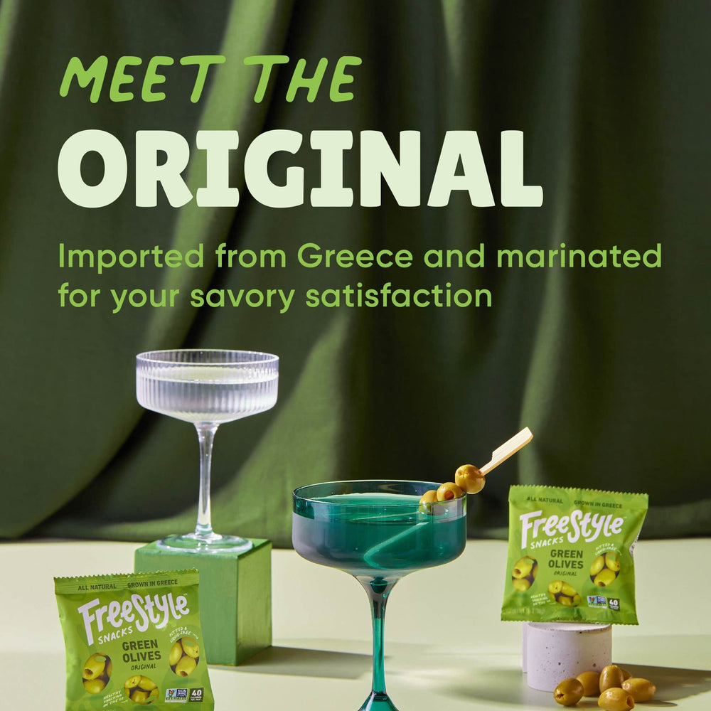 Freestyle Snacks sobre en mano para comparar tamaño, práctico y portátil