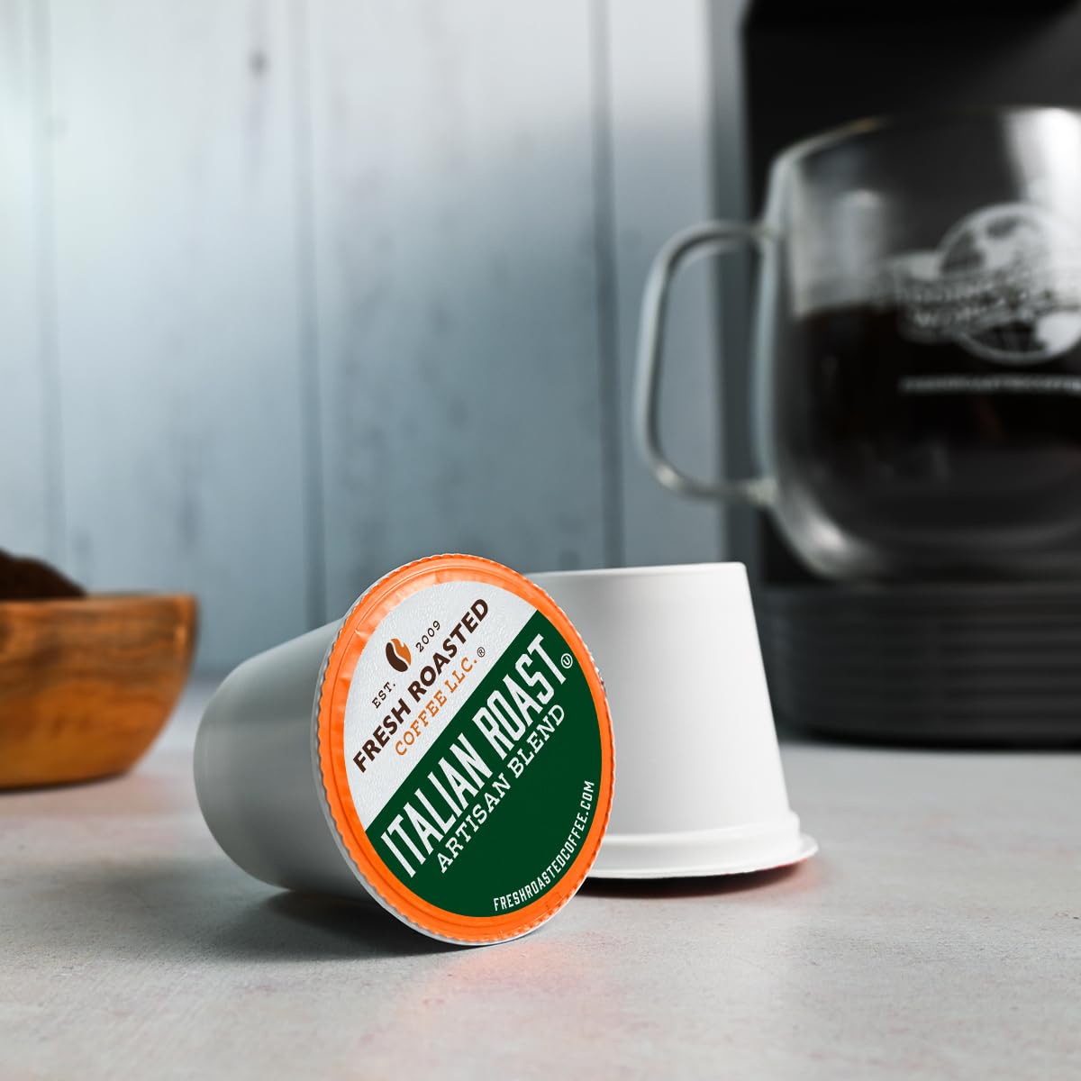 Fresh Roasted Coffee comparación de tamaño de cápsula en mano para referencia de uso