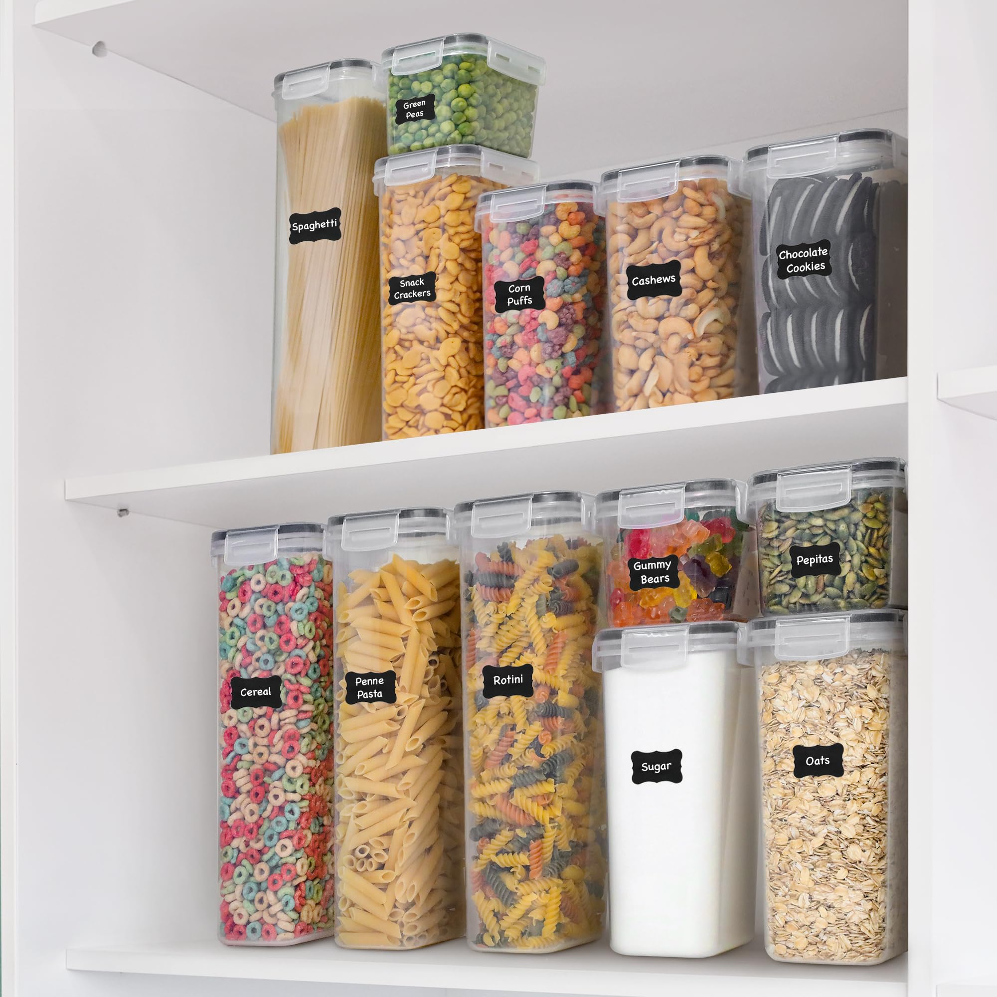 Freshware contenedores en despensa apilados demostrando optimización del espacio y acceso rápido