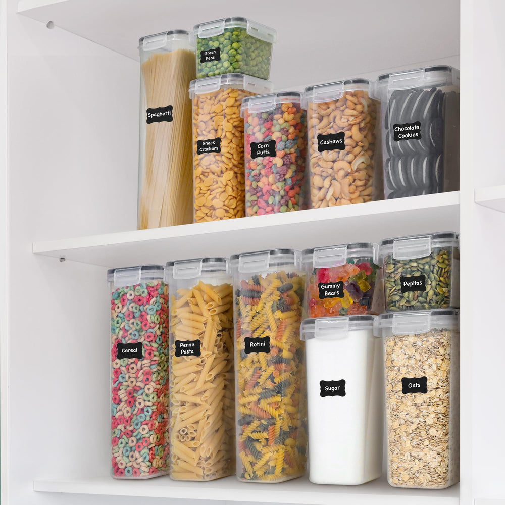 Freshware contenedores en despensa apilados demostrando optimización del espacio y acceso rápido