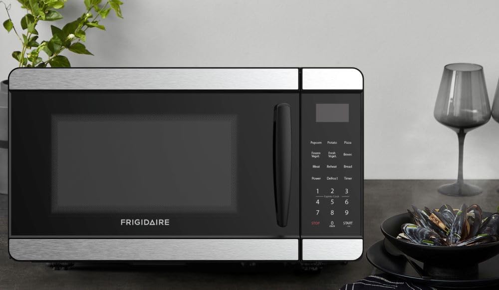 Frigidaire EMW727 en cocina pequeña útil para apartamentos y oficinas
