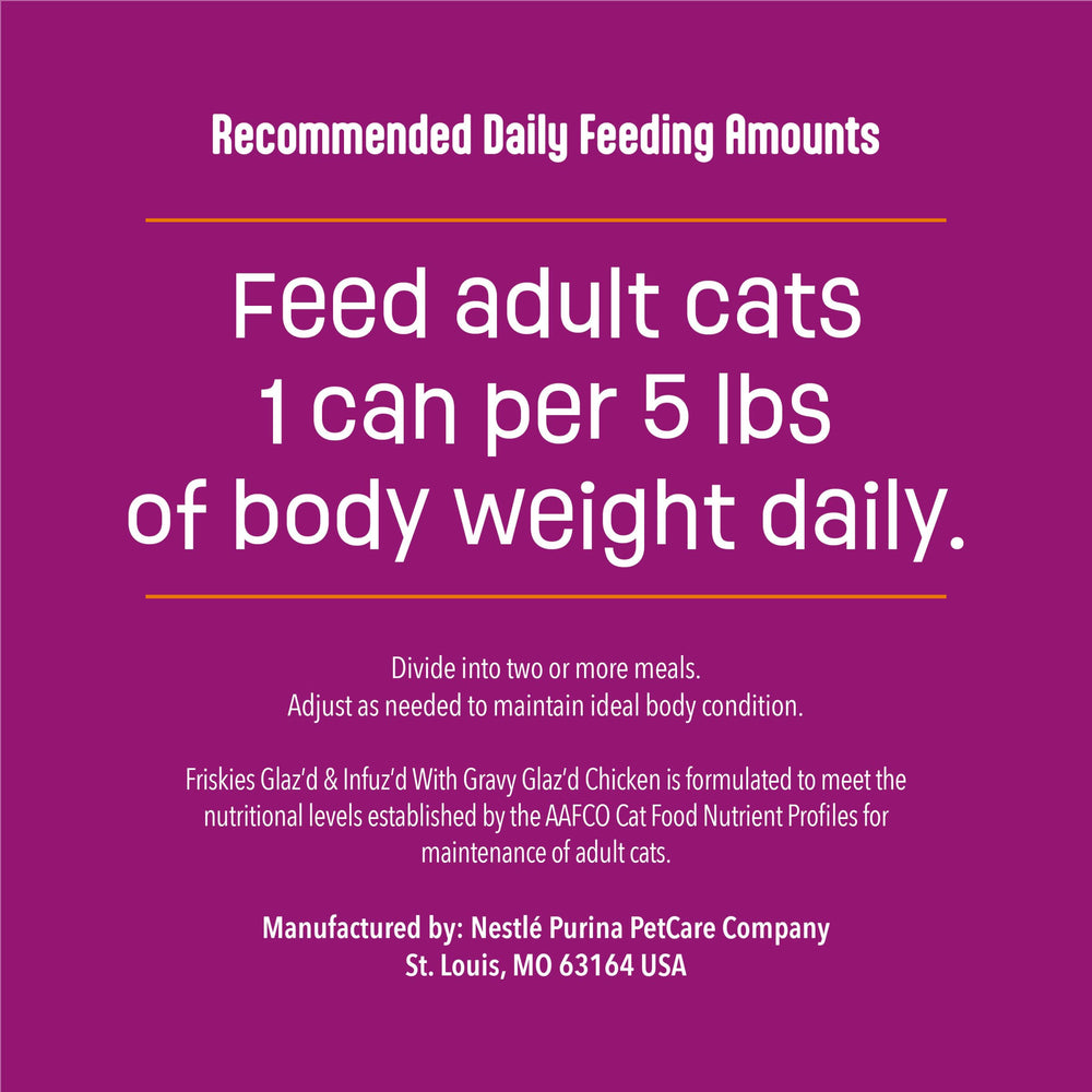Friskies lata junto a manos para comparar tamaño y porción