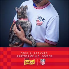 Friskies varias latas apiladas para almacenamiento fácil y surtido
