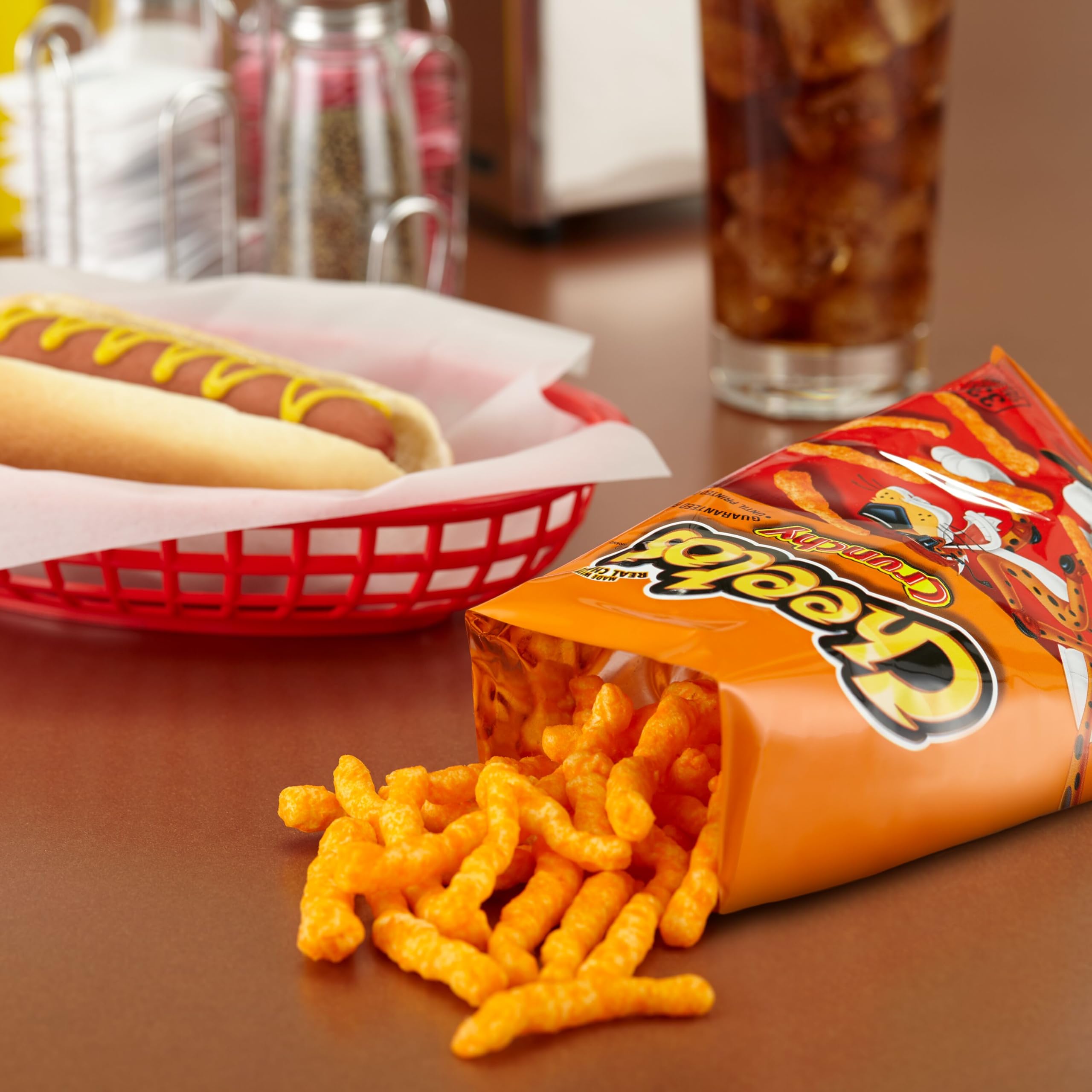 Frito-Lay Cheetos Puffs en mano listos para comer y compartir