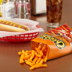Frito-Lay Cheetos Puffs en mano listos para comer y compartir