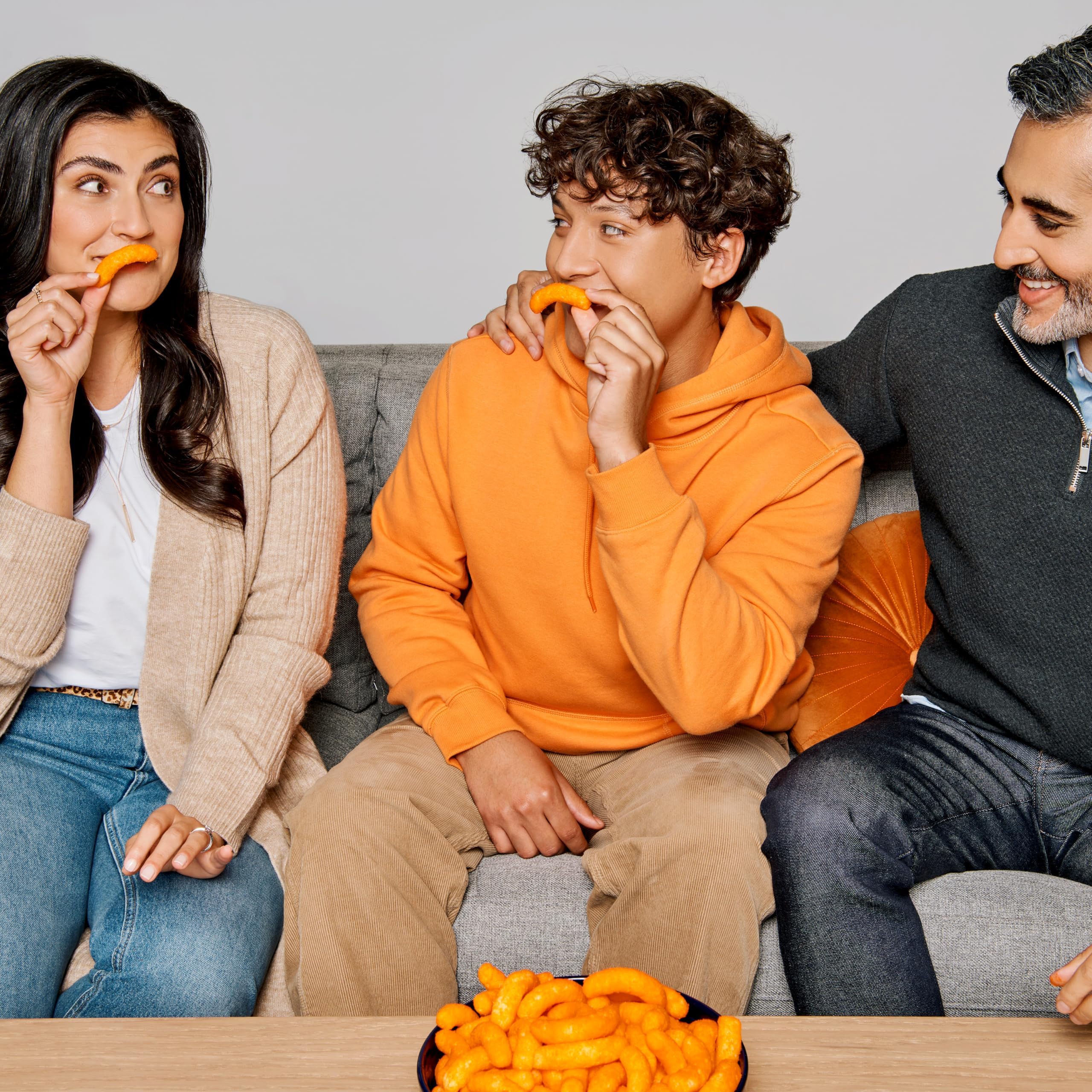 Frito-Lay bolsa individual abierta en mano lista para comer