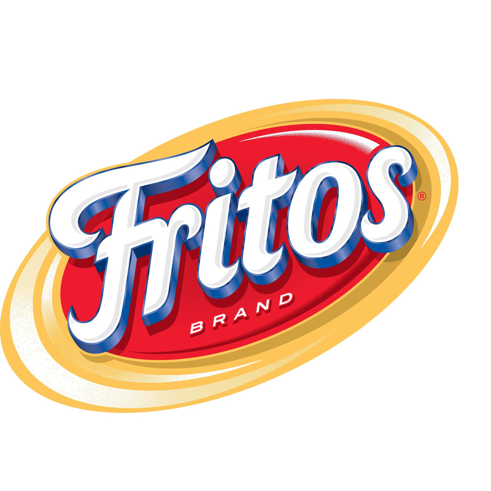 Fritos bolsa en mano mostrando tamaño de 1 onza fácil de llevar