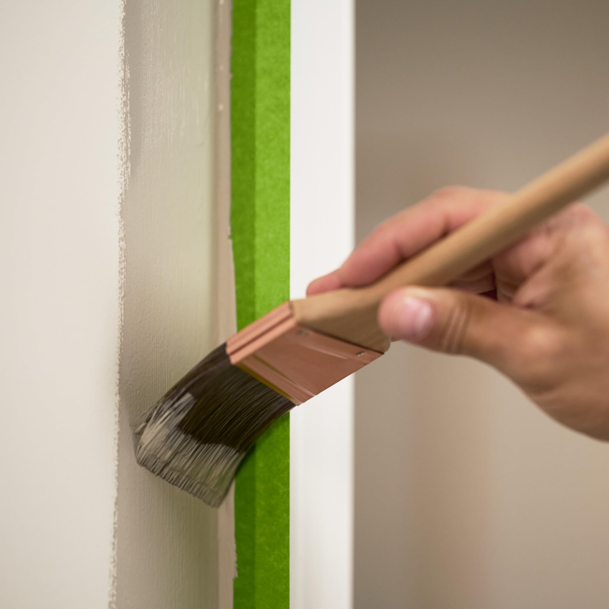 FrogTape cinta puesta en ventana protegiendo cristales al pintar