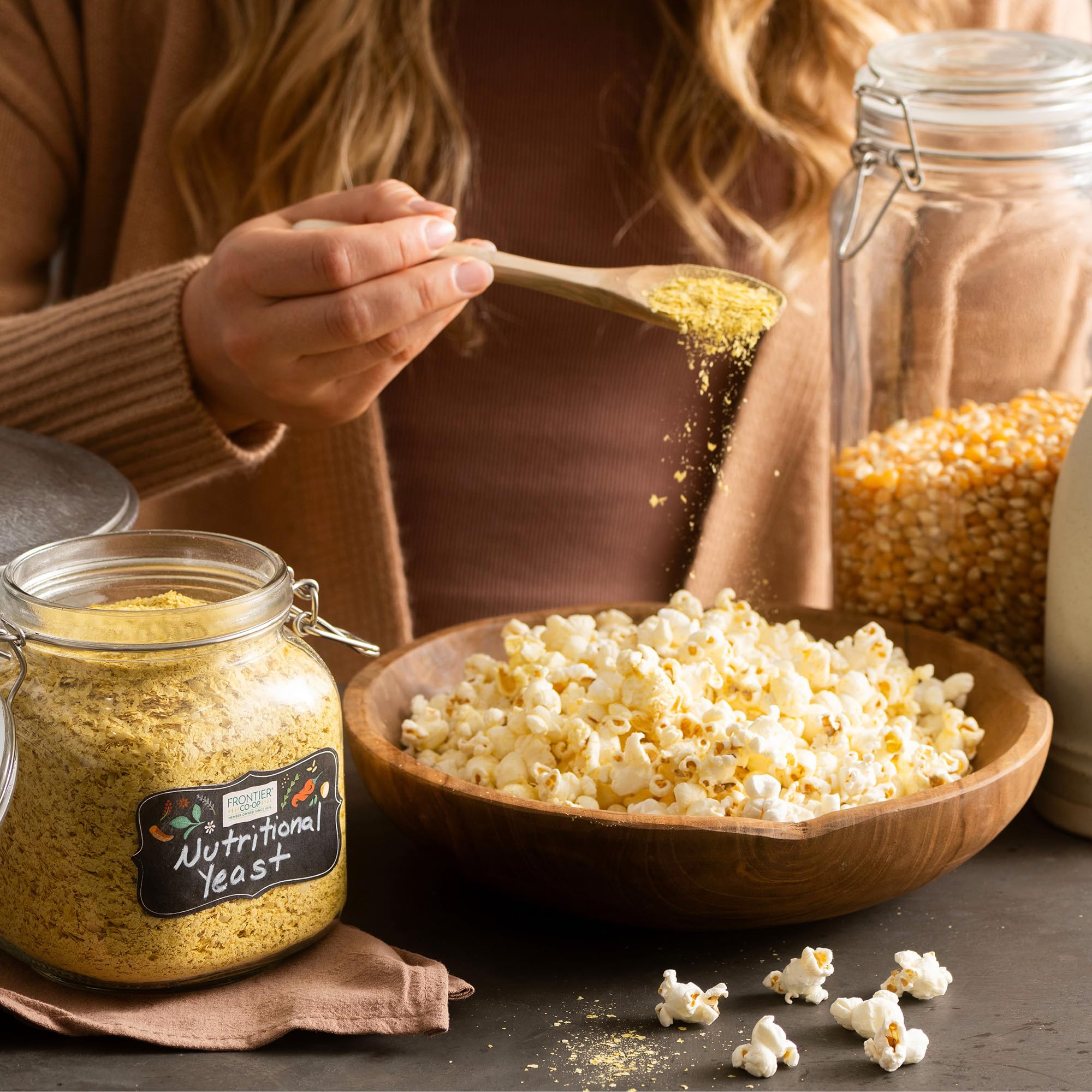 Frontier Co-op salsa cremosa con copos incorporados para enriquecer platos veganos