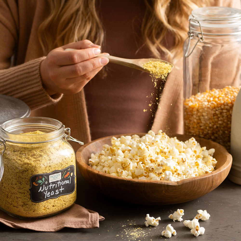 Frontier Co-op salsa cremosa con copos incorporados para enriquecer platos veganos