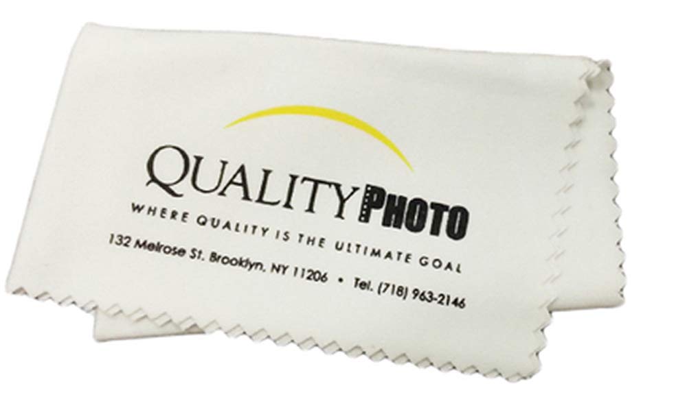 Fujifilm INSTAX Mini paño microfibra junto a fotos para limpieza y conservación segura