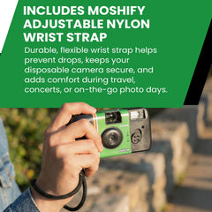 Fujifilm QuickSnap en mano con correa Moshify para mayor seguridad al disparar