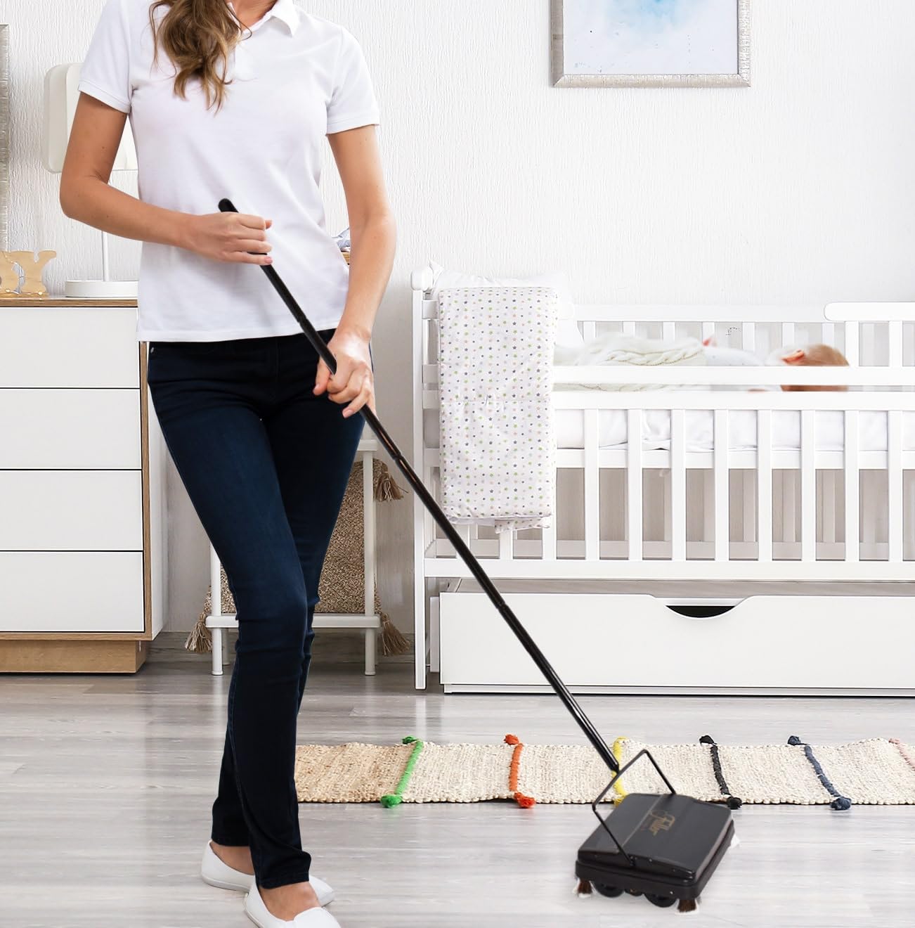 Fuller Brush colocada junto a una regla para mostrar su tamaño y maniobrabilidad