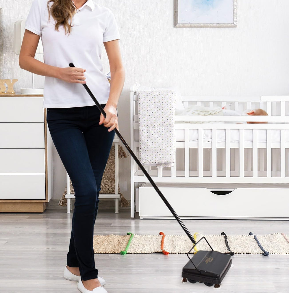 Fuller Brush colocada junto a una regla para mostrar su tamaño y maniobrabilidad