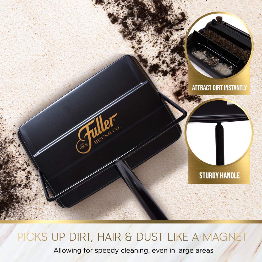 Fuller Brush en uso en salón recogiendo migas y pelo de mascota rápidamente
