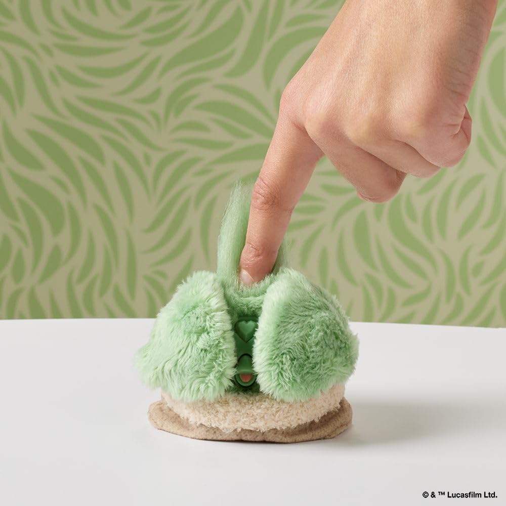 Furby junto a mano para comparar tamaño y mostrar portabilidad Furby