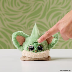 Furby colgado en mochila con clip llavero Furby facilitando transporte práctico