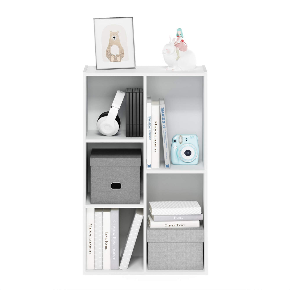 Furinno estantería junto a silla para comparar tamaño y proporción
