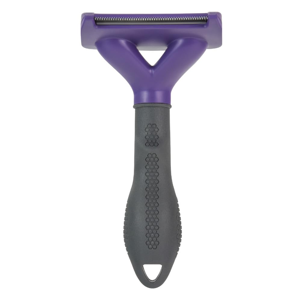 FURminator primer plano de la cuchilla de acero inoxidable que extrae pelo suelto