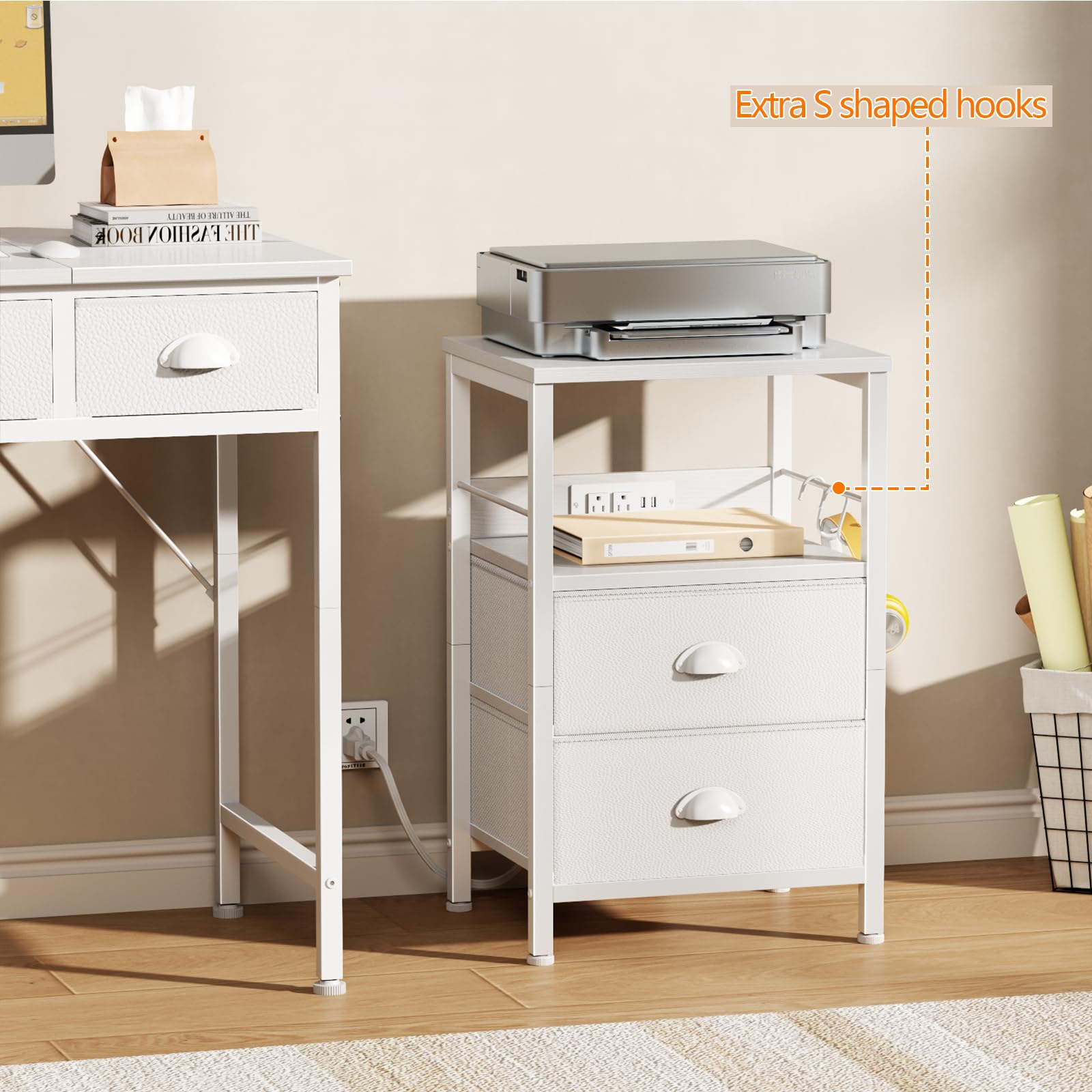 Furologee mesita en dormitorio junto a cama para carga y organización