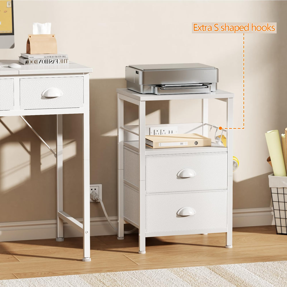 Furologee mesita en dormitorio junto a cama para carga y organización