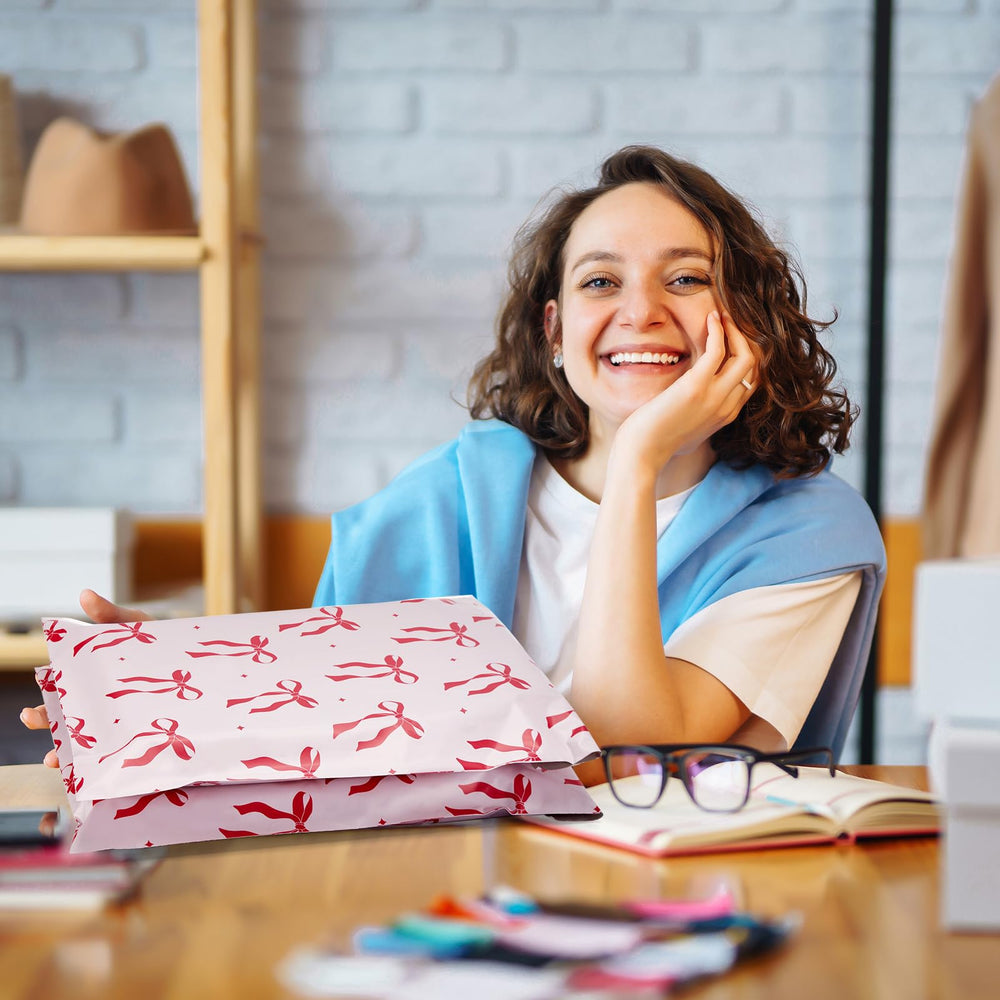 Fuxury paquete en mostrador de tienda online transmitiendo experiencia de marca