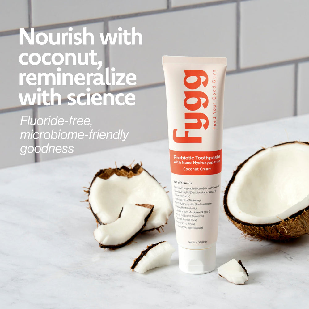 fygg persona cepillando con la pasta coconut cream para limpieza suave